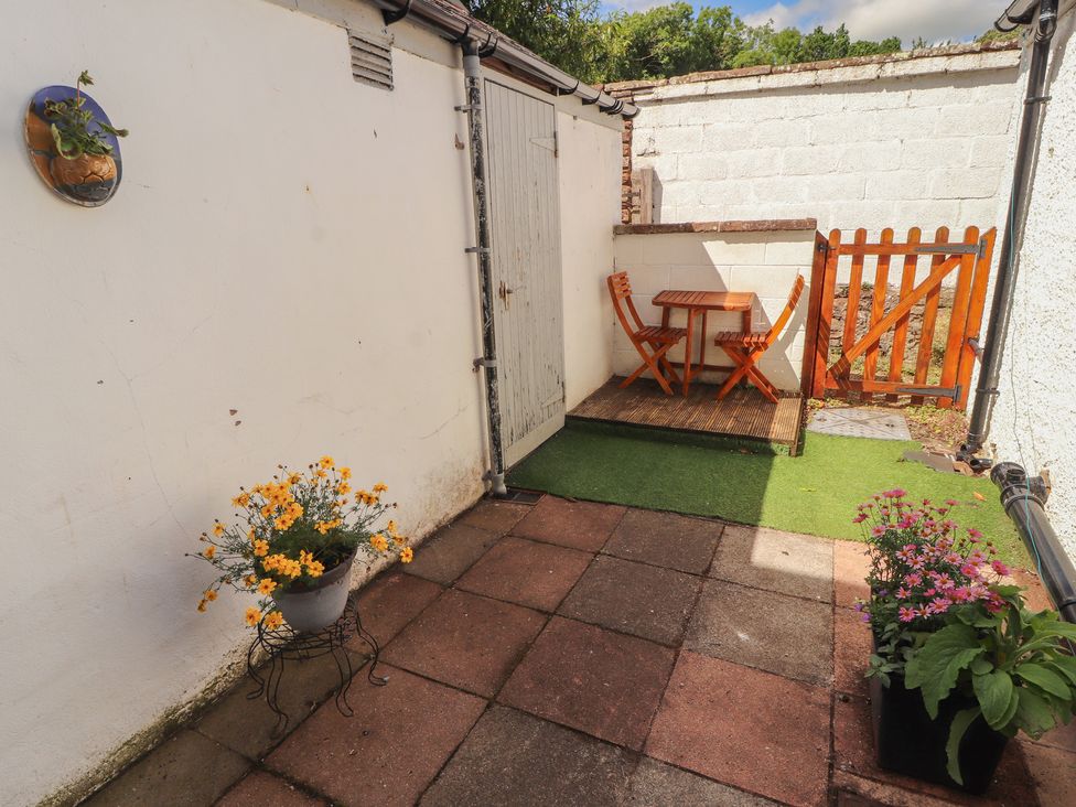 A garden with a table and chairs at 30 George Street in Wigton