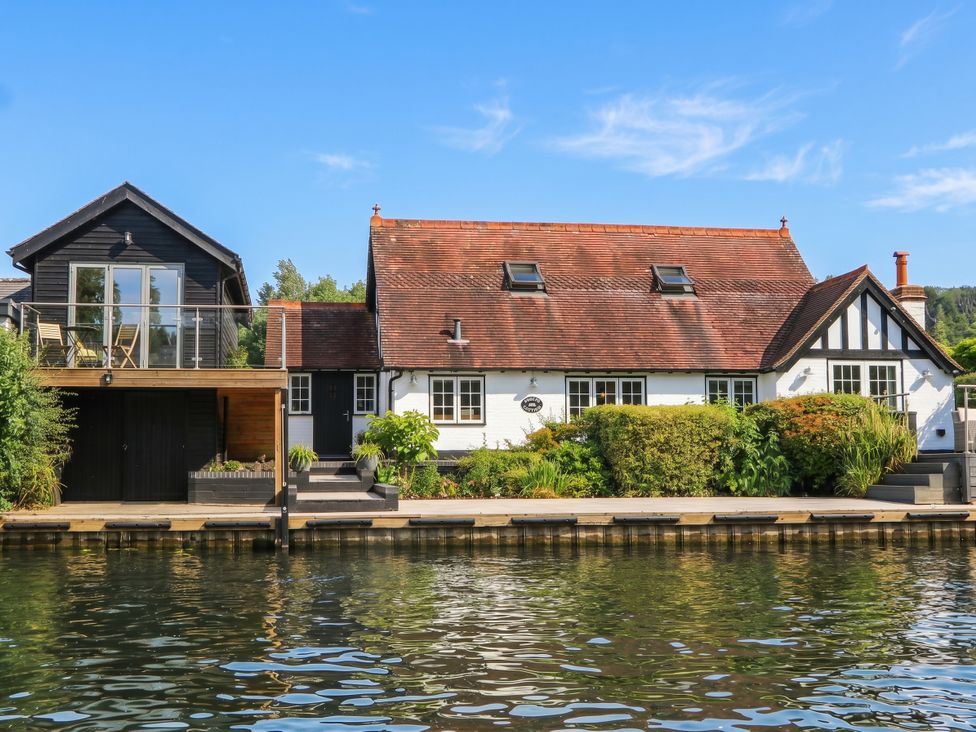 A house with a balcony and garden at Island Cottage Rod eyot Henley-on-Thames