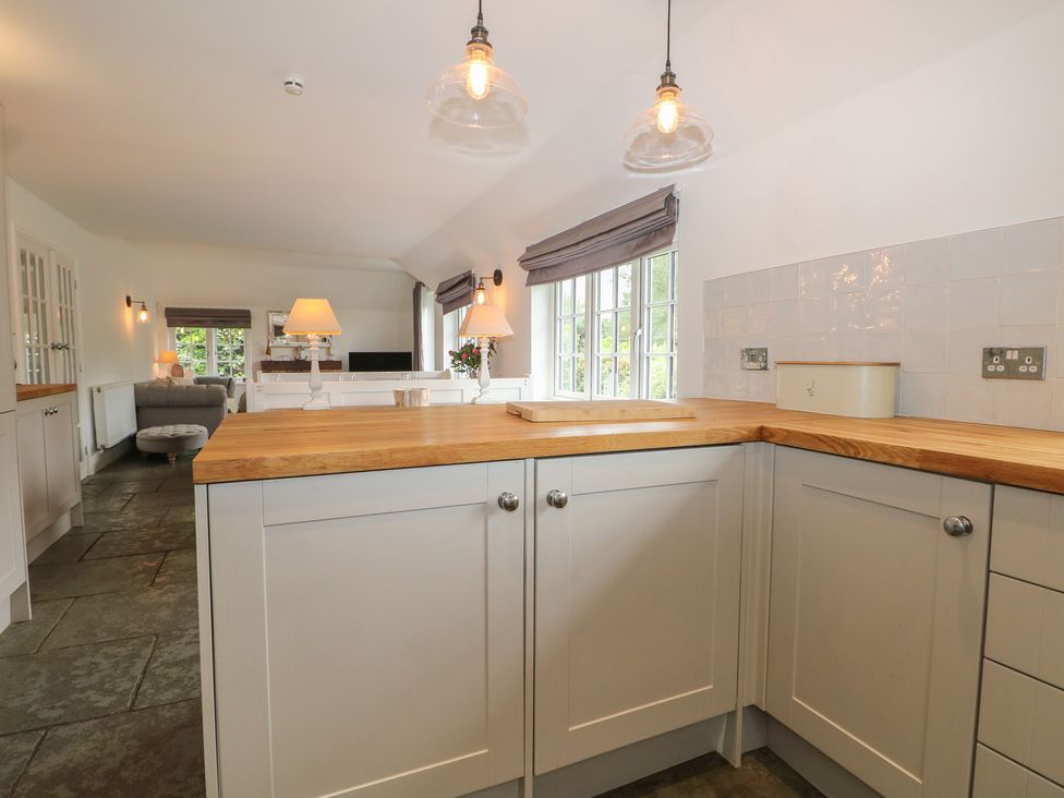 A kitchen with cabinets and countertop at Island Cottage Rod eyot Henley-on-Thames