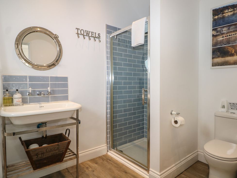 A bathroom featuring a shower, sink, and toilet at Island Cottage Rod eyot Henley-on-Thames