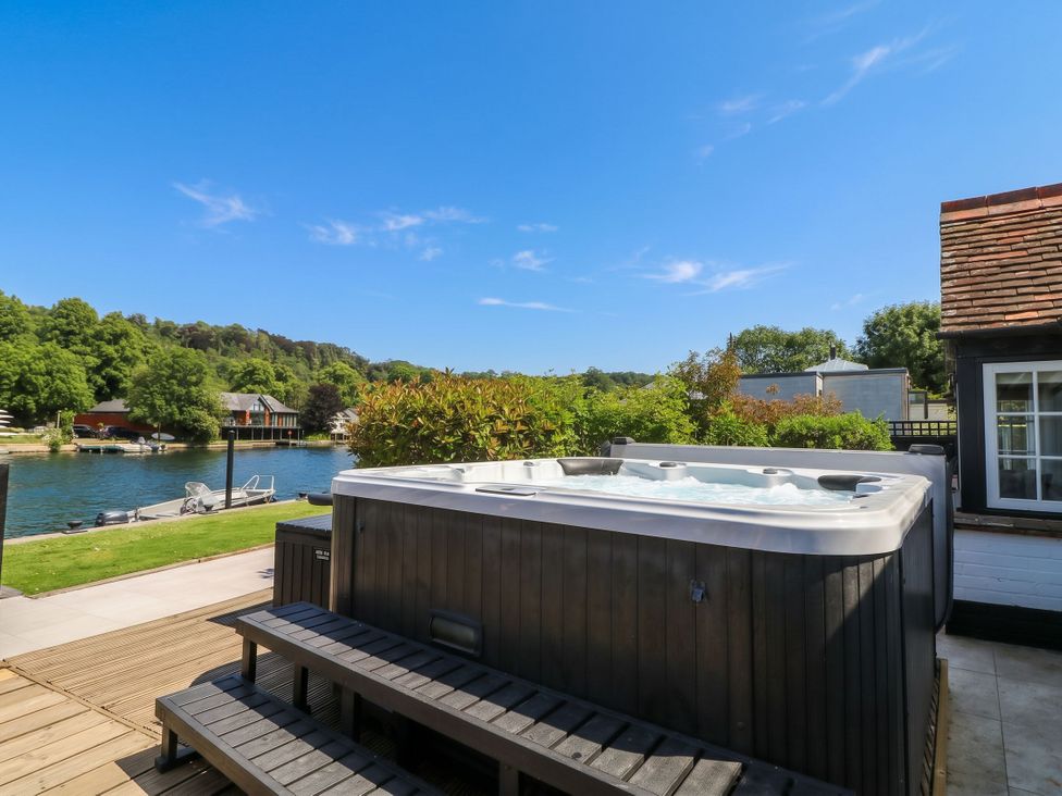 An outdoor area with a hot tub and garden at Island Cottage Rod eyot Henley-on-Thames