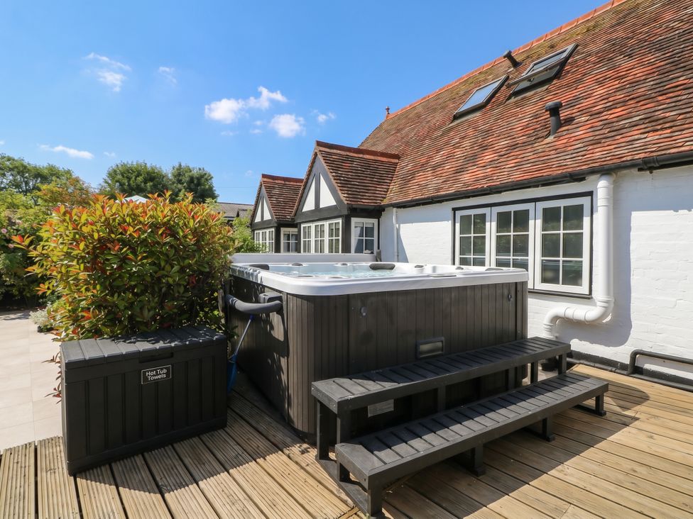 An outdoor area featuring a hot tub and wooden decking at Island Cottage Rod eyot Henley-on-Thames