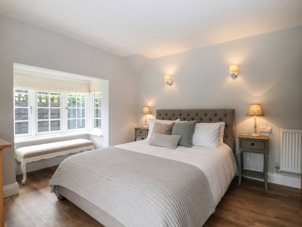 A bedroom with a bed and window at Island Cottage Rod eyot Henley-On-Thames
