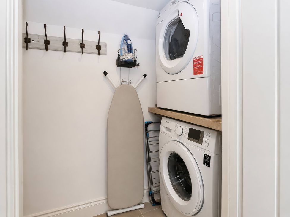 A laundry room with a washing machine and dryer at Island Cottage Rod eyot Henley-On-Thames