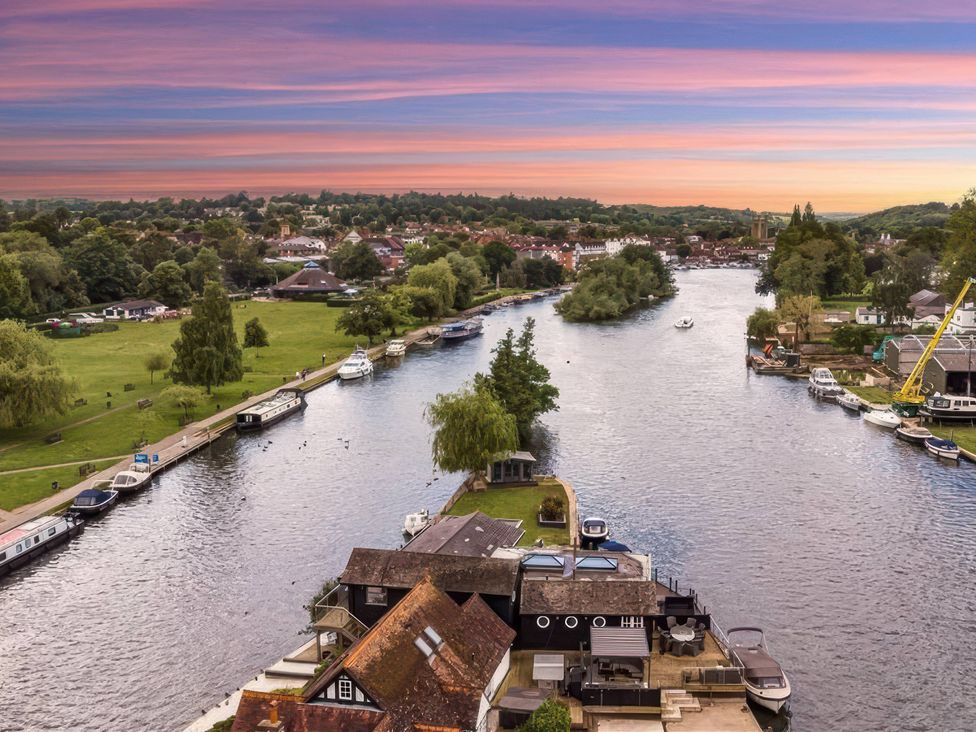An aerial view of a river with boats and houses at Island Cottage Rod eyot Henley-On-Thames