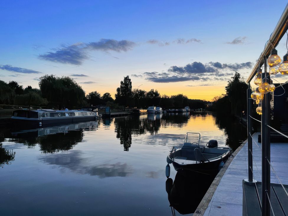 A canal with boats and trees at Island Cottage Rod eyot Henley-On-Thames
