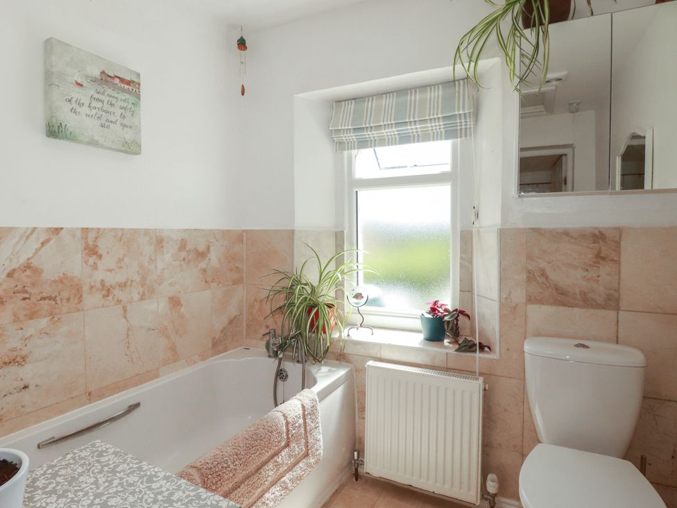 A bathroom with a bathtub and toilet at 39 Southgate Street