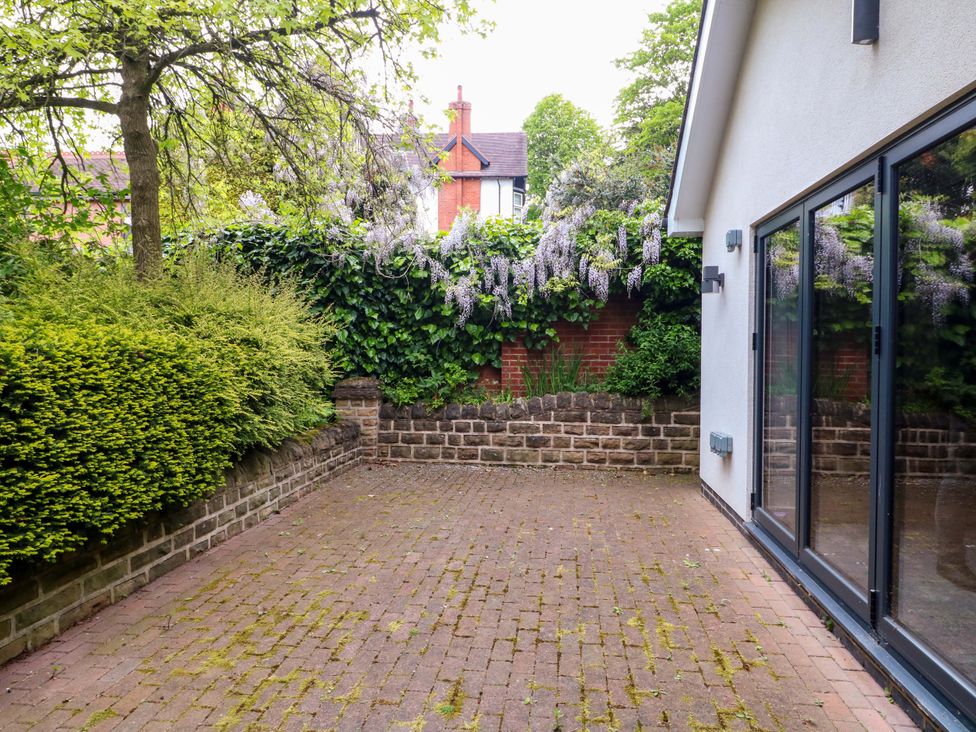 A garden with a brick wall and greenery at Annex at 3 Lucknow Drive Nottingham
