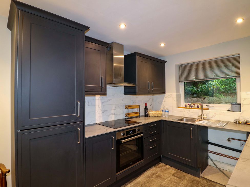 A kitchen with cabinets and countertop at Annex at 3 Lucknow Drive Nottingham