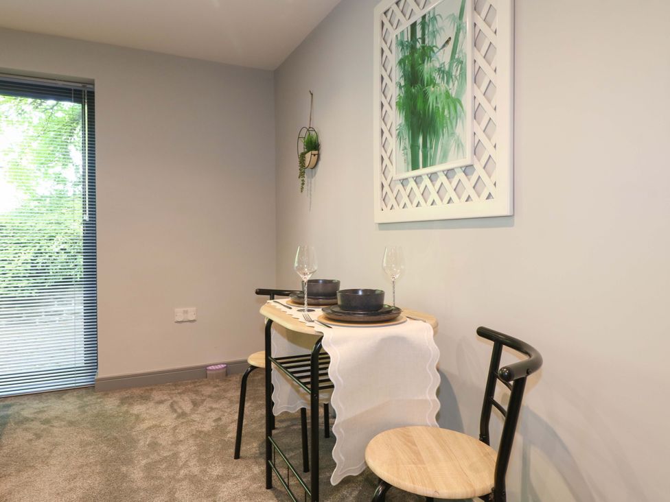 A dining area with a table and chairs at Elmcroft Nottingham