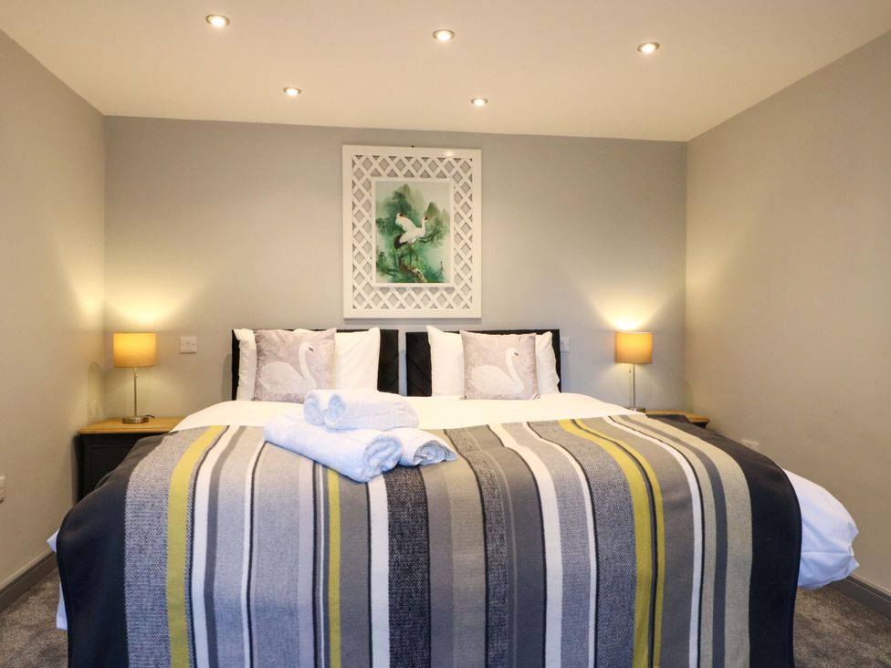 A bedroom with a bed and lamps at Elmcroft Nottingham