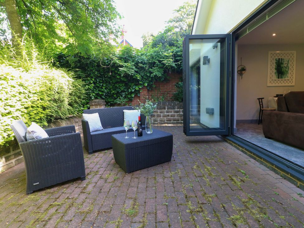 An outdoor seating area with chairs and a table at Elmcroft in Nottingham