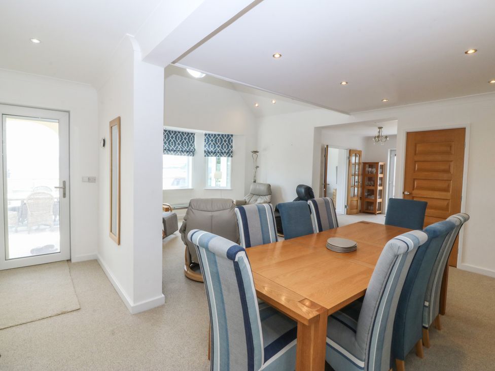 A dining room with a table and chairs at Hillside