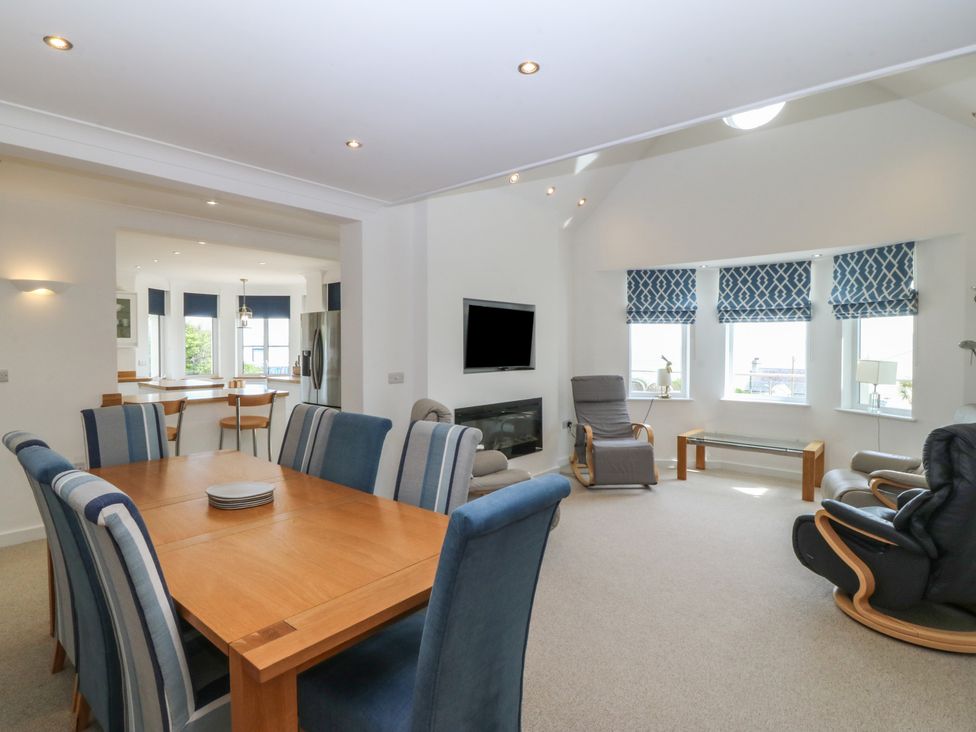 A living room with a dining table and chairs at Hillside