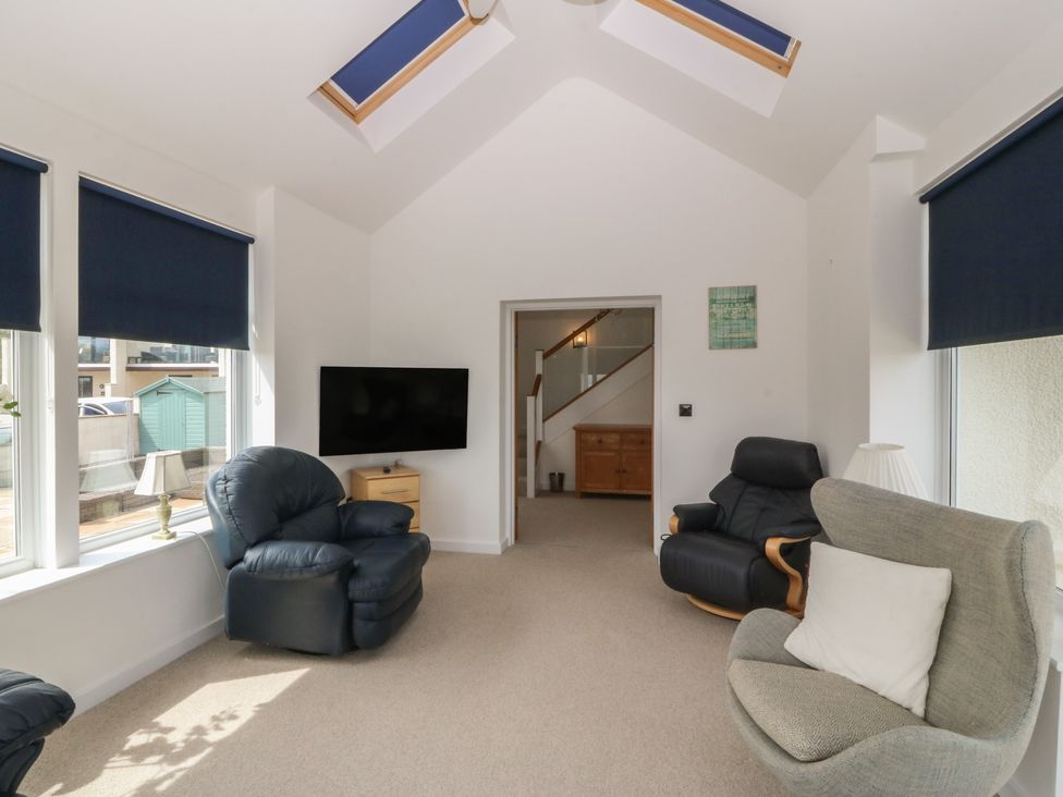 A living room with chairs and a television at Hillside
