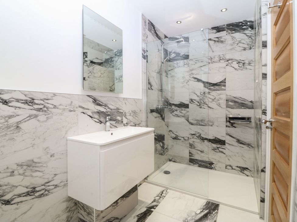 A bathroom with a shower and washbasin at Hillside