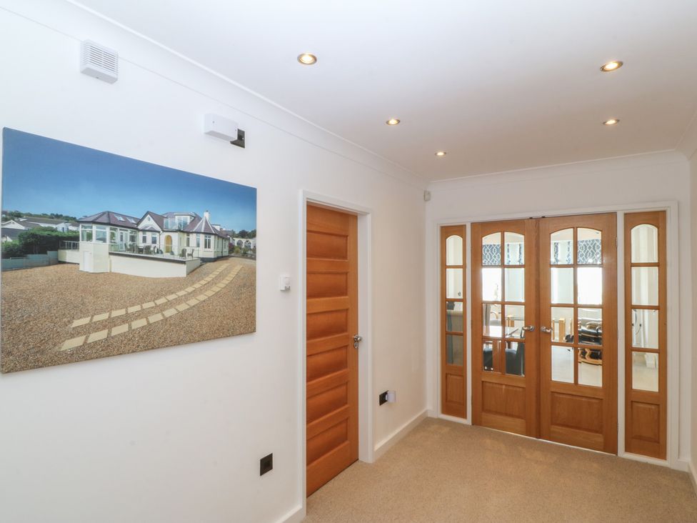 An entryway with wooden doors and a photo on the wall at Hillside