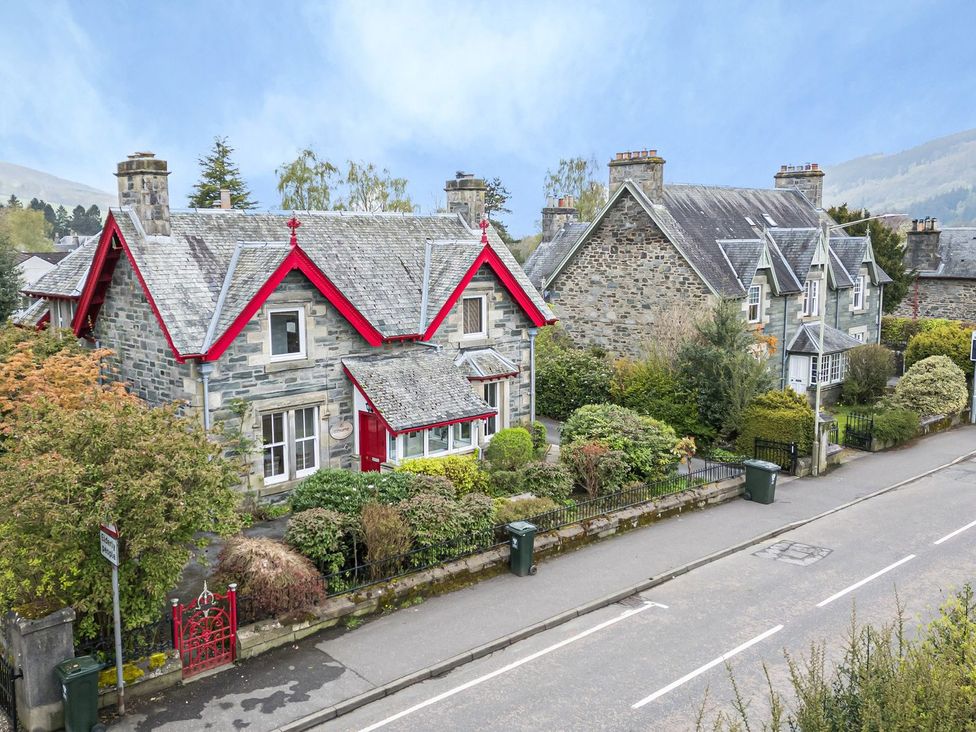 A house with a garden and road at Edengrove Aberfeldy
