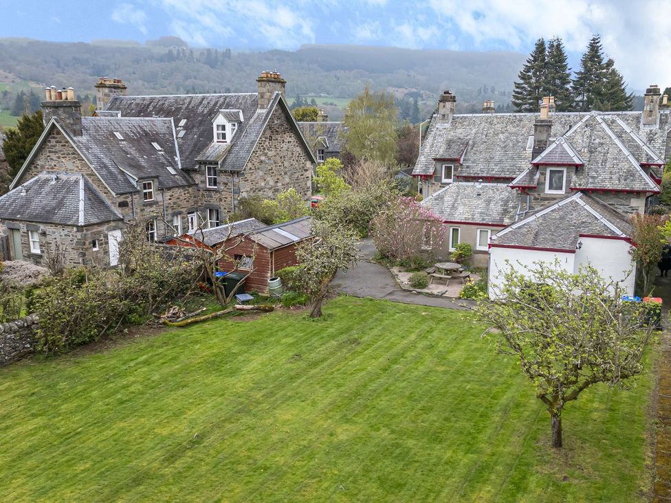 A garden with houses and trees at Edengrove in Aberfeldy