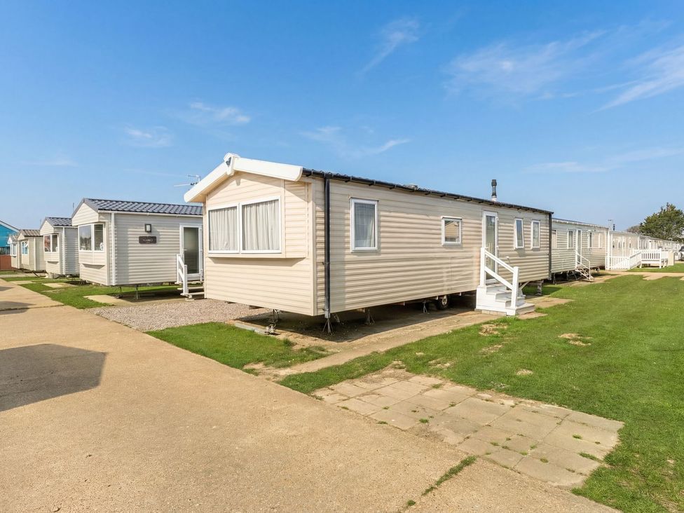 A caravan situated on a pathway at Tide’s Reach - Hayling Island