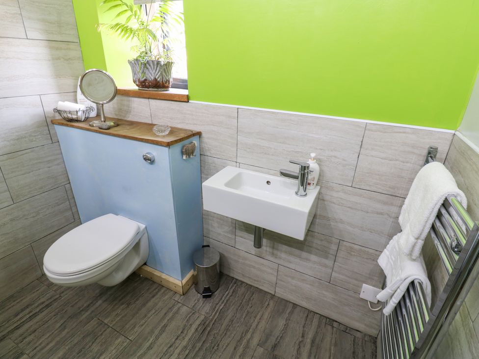 A bathroom with a toilet and sink at The Brew House in Penrith