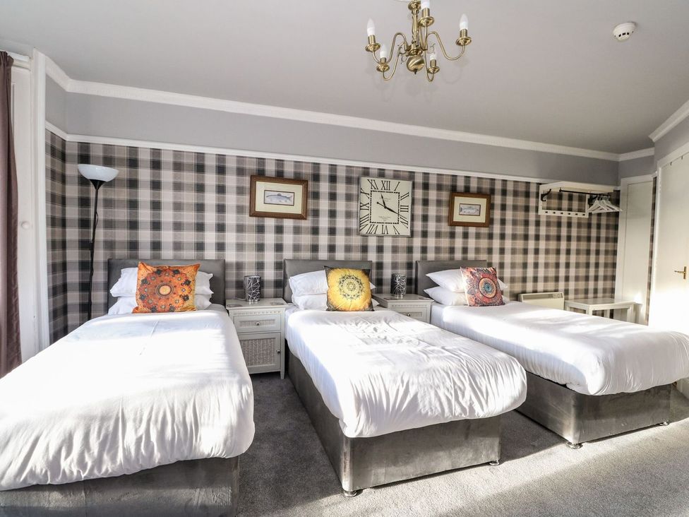 A bedroom with three single beds at Seaview Wellness Retreat in Carnoustie