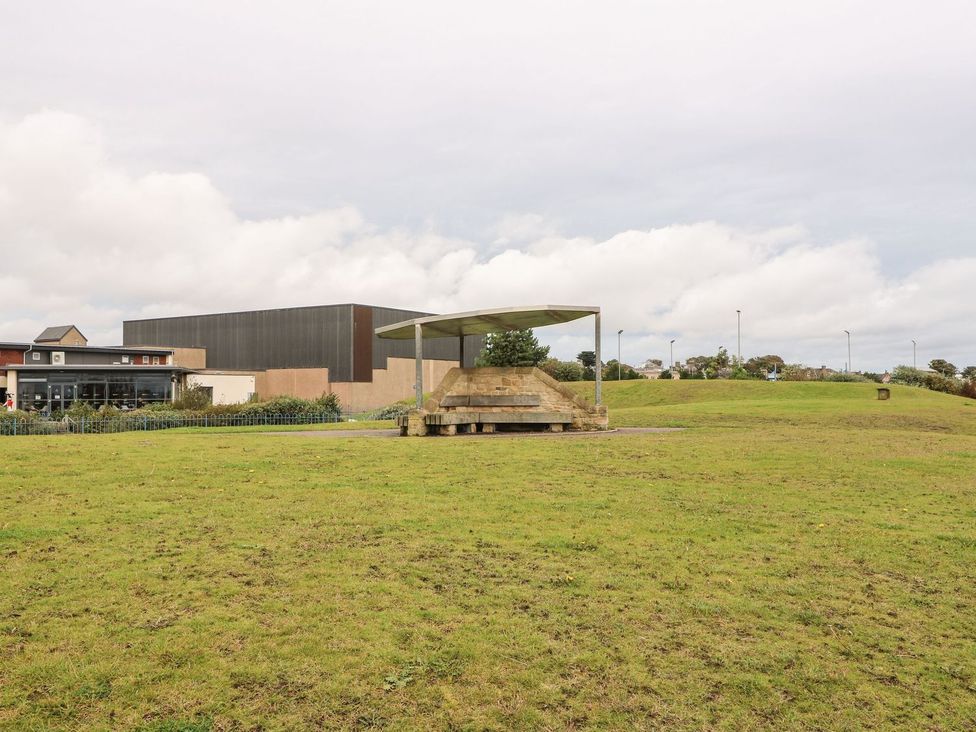 An outdoor area with a structure and greenery at Seaview Wellness Retreat Carnoustie