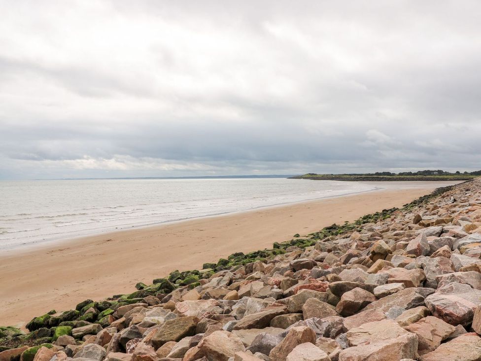 A beach with rocks and sand at Seaview Wellness Retreat in Carnoustie