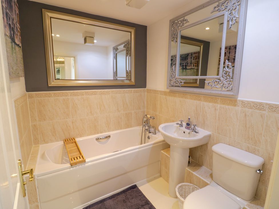 A bathroom with a bathtub, sink, and toilet at Manor House in Birmingham