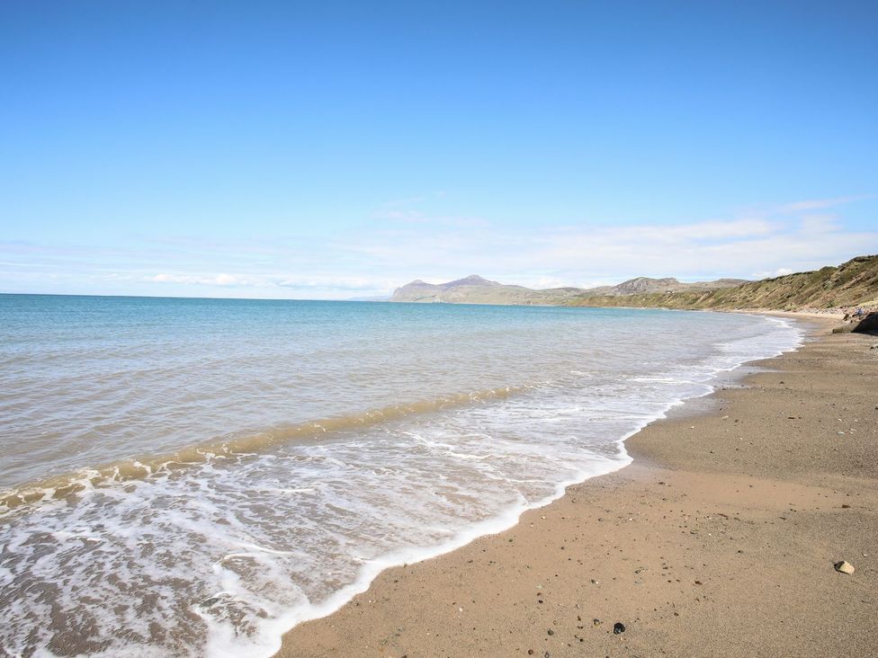 A beach with sand and waves at Bodefi in Pwllheli