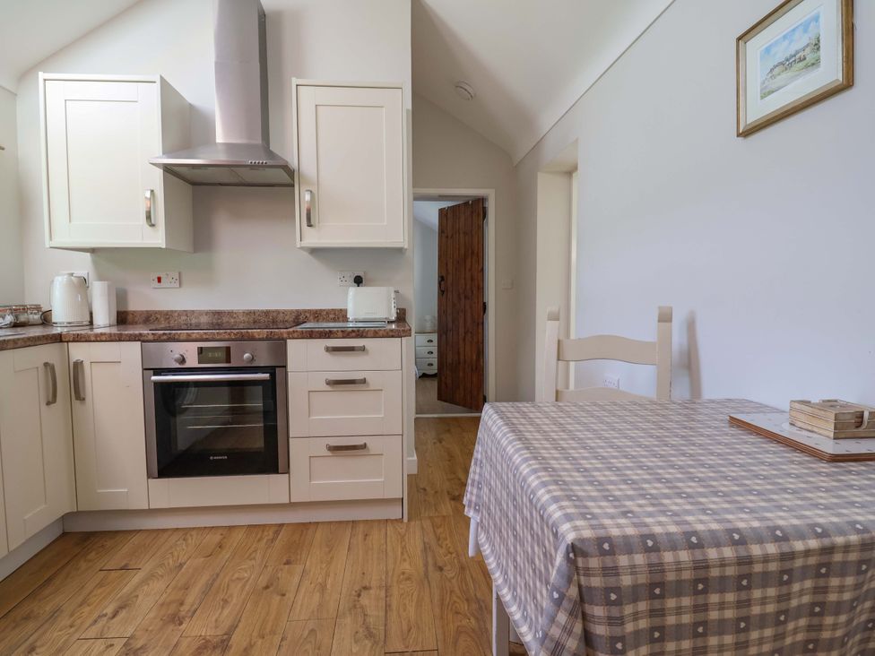 A kitchen with cabinets and appliances at Ty Haf in Rhosemor