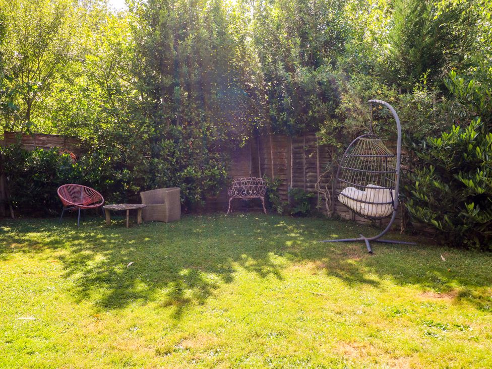 A garden with seating furniture at Lucerne Cottage in Dorking