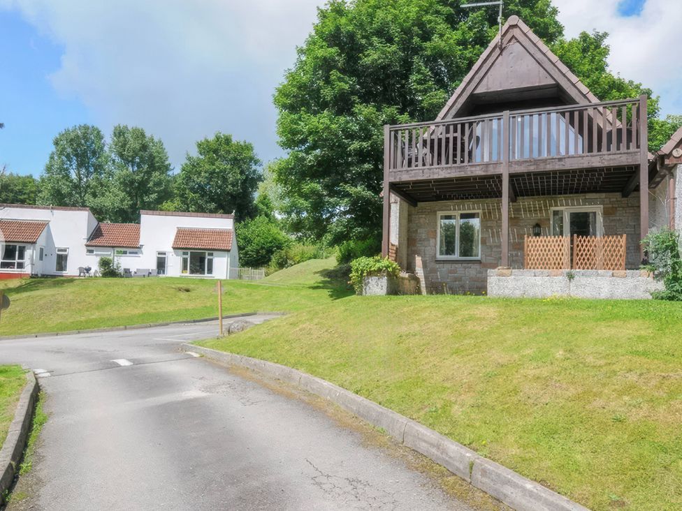 A house with a deck and garden at 9 Honicombe Park in Callington