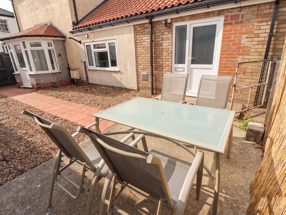 A garden with a table and chairs at Number 3 Old Boston Road