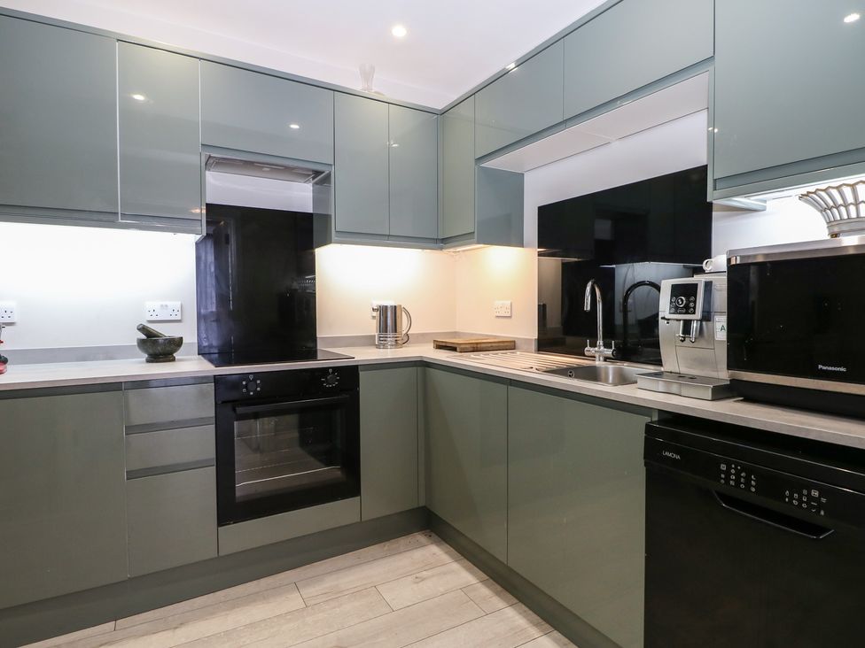 A kitchen with cabinets, appliances and countertops at 1 Bed in Bishop's Waltham