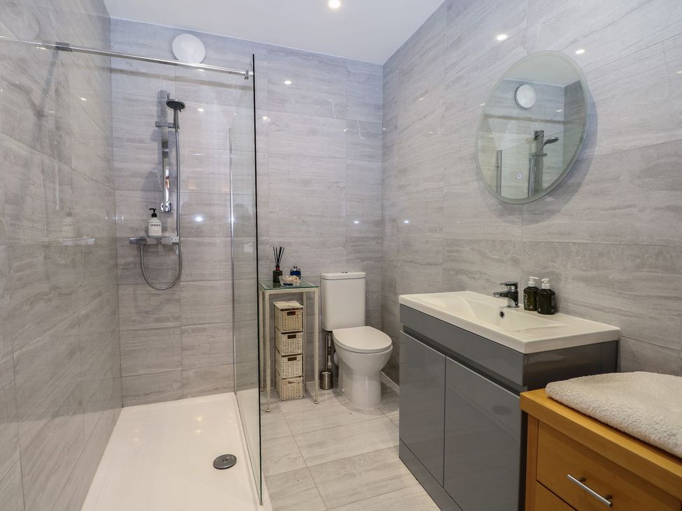 A bathroom with a shower, toilet, and sink at 1 Bed in Bishop's Waltham