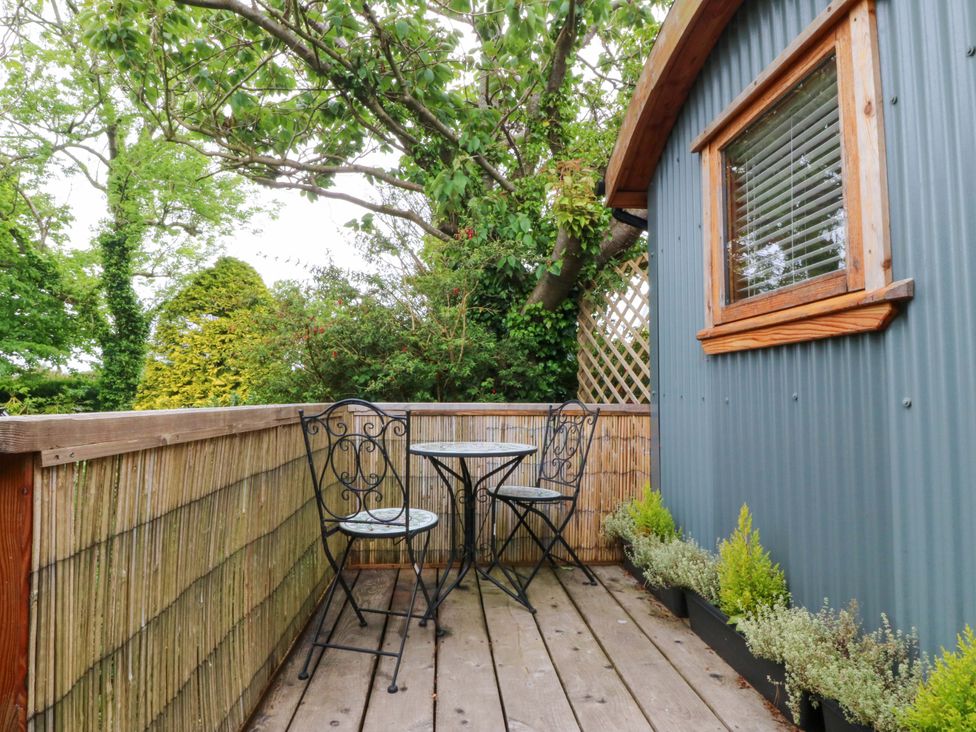 An outdoor seating area with a table and chairs at Ardwyn in Pwllheli