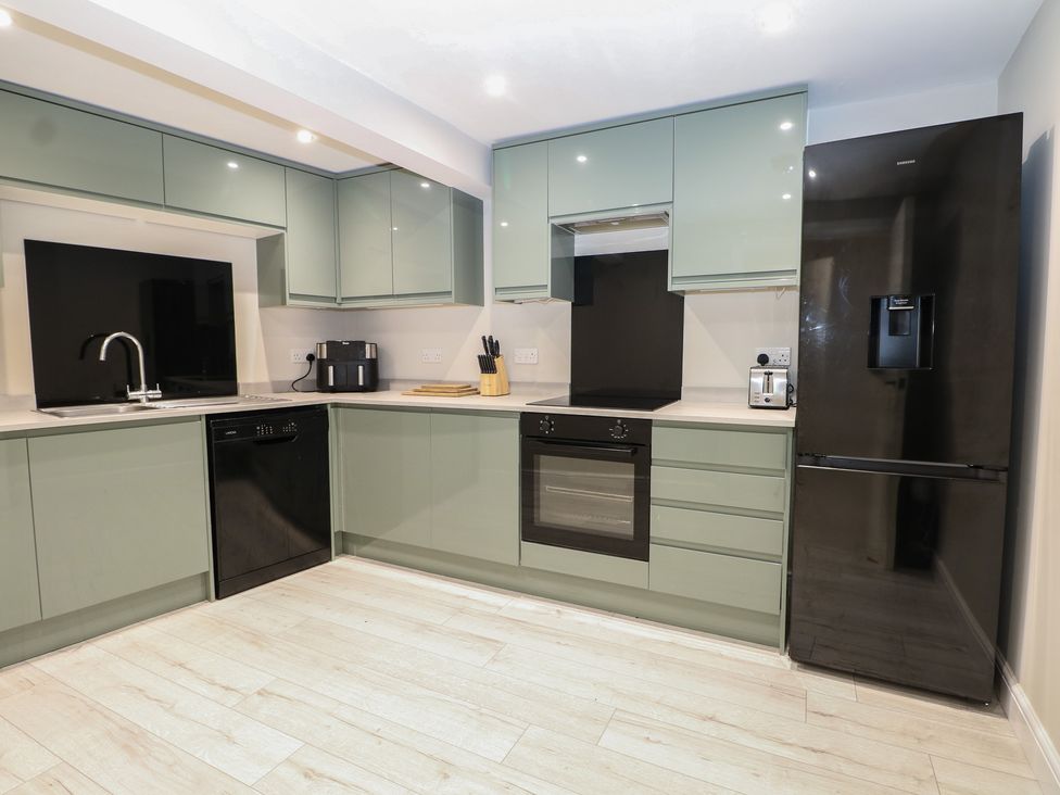 A kitchen with appliances and cabinets at 2 Bed in Bishop's Waltham