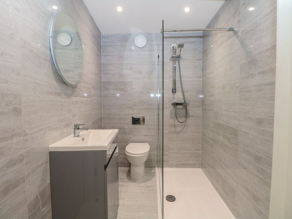 A bathroom with a shower, toilet, and sink at 2 Bed in Bishop's Waltham