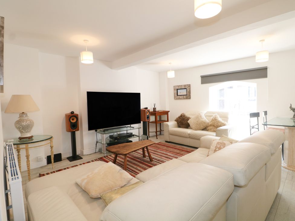 A living room with a television and sofa at 2 Bed in Bishop's Waltham