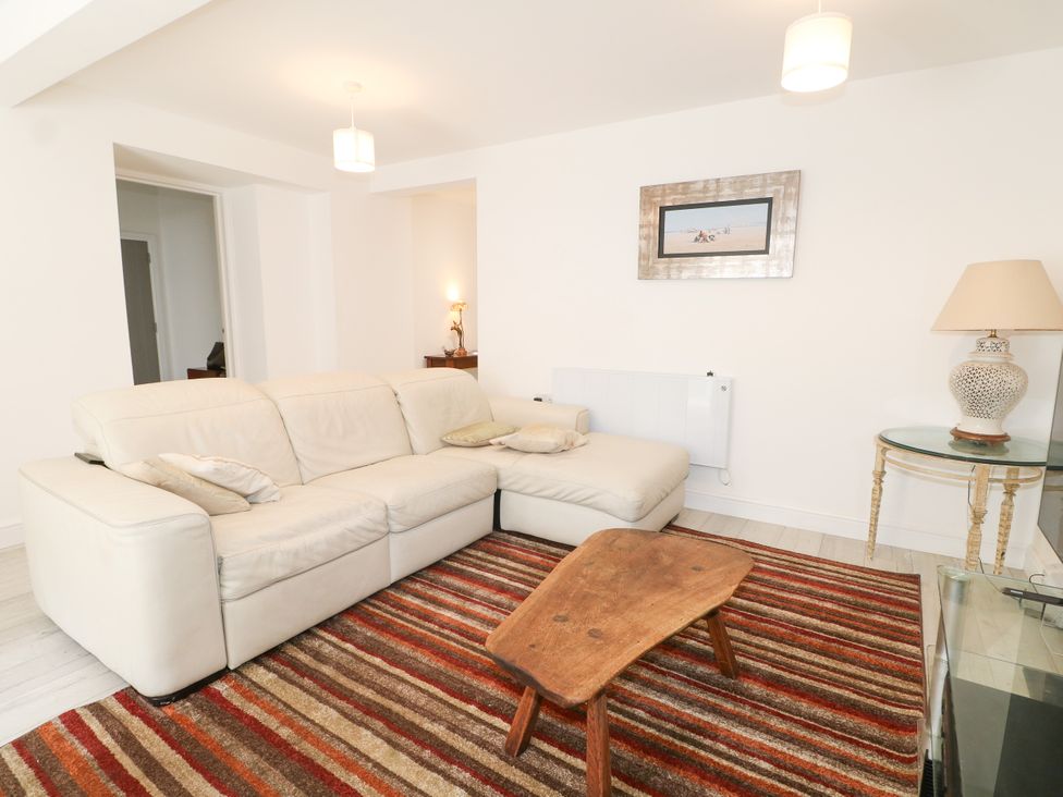 A living room with a sofa and coffee table at 2 Bed in Bishop's Waltham