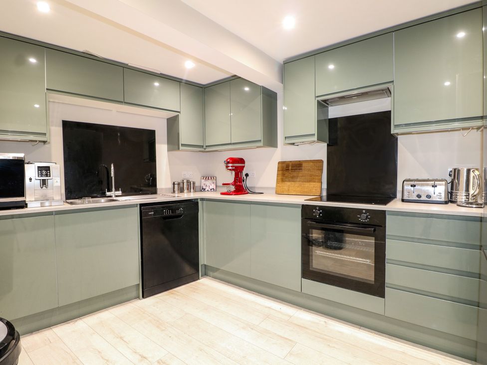 A kitchen with appliances and cabinets at 2 Bed in Bishop's Waltham