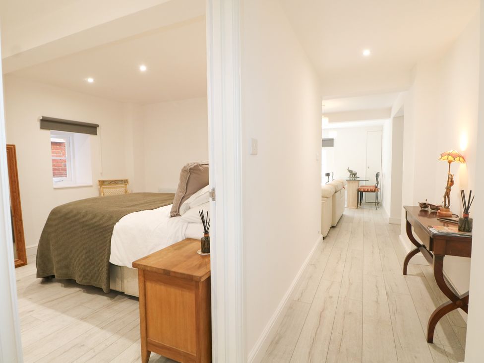 A bedroom with a bed and bedside table at 2 Bed in Bishop's Waltham