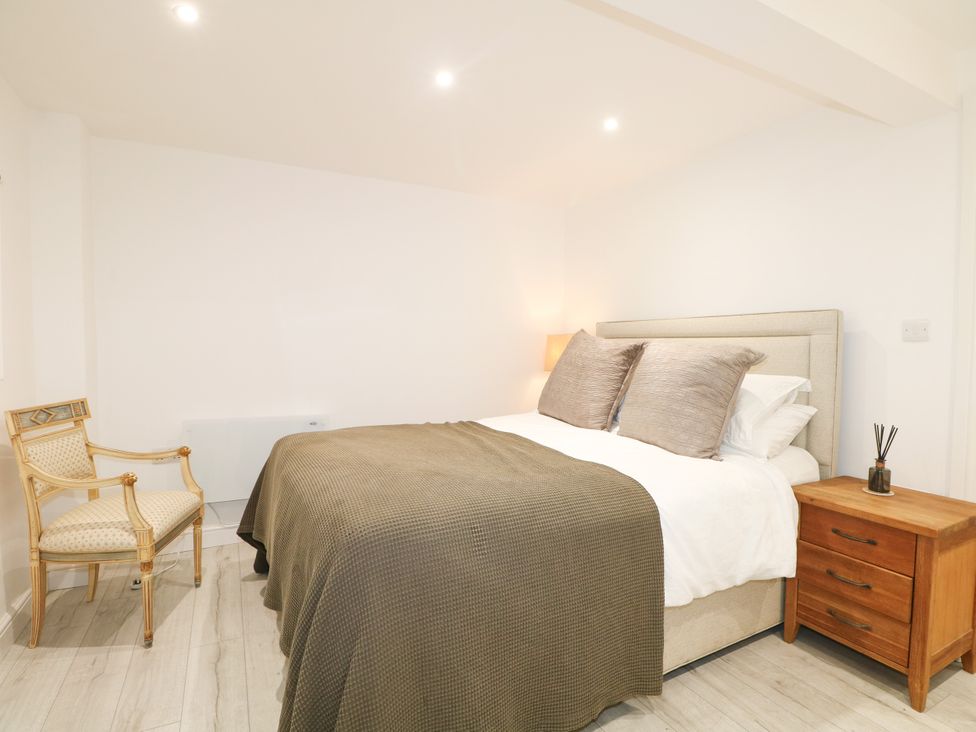 A bedroom with a bed and nightstand at 2 Bed in Bishop's Waltham