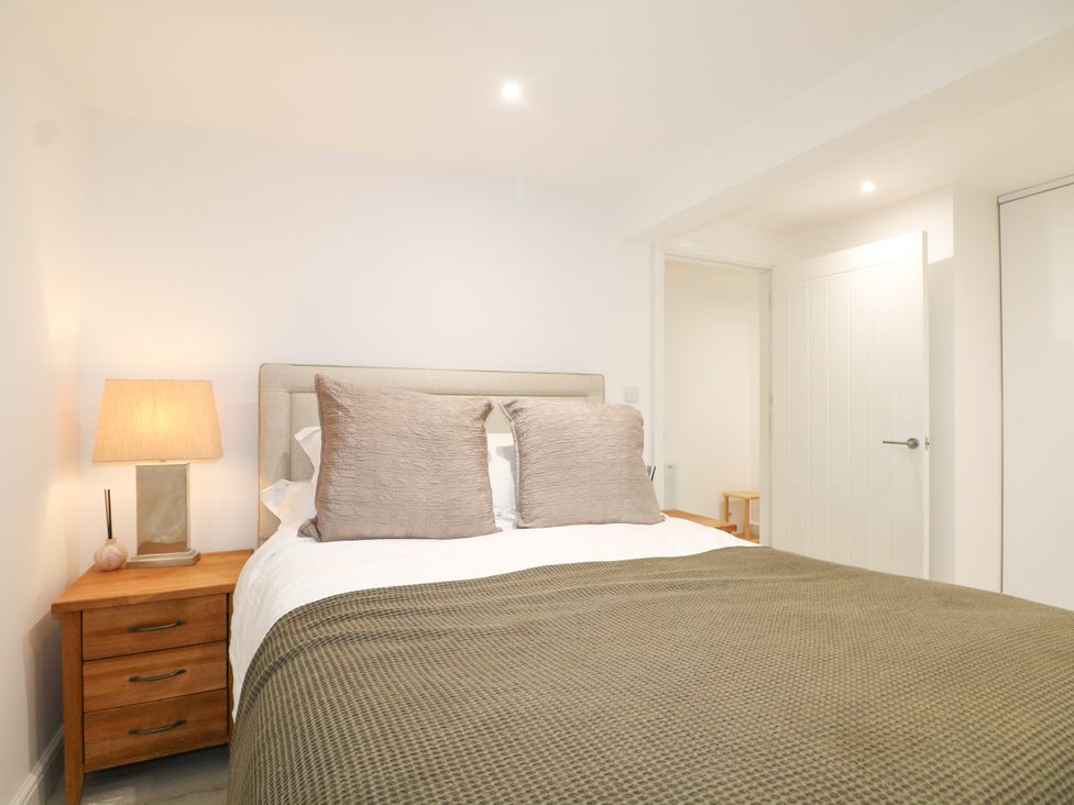 A bedroom with a bed and bedside table at 2 Bed in Bishop's Waltham