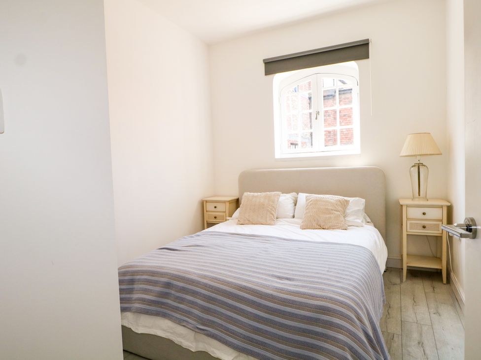 A bedroom with a bed and bedside tables at 2 Bed in Bishop's Waltham