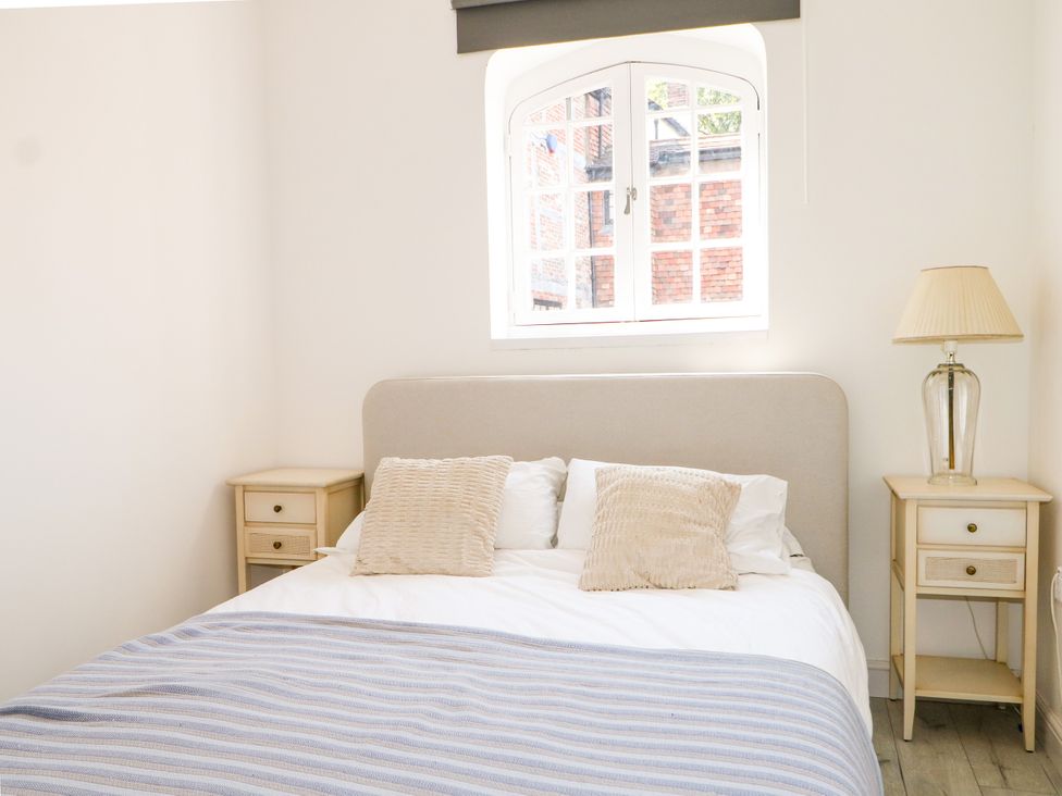 A bedroom with a bed and bedside tables at 2 Bed in Bishop's Waltham