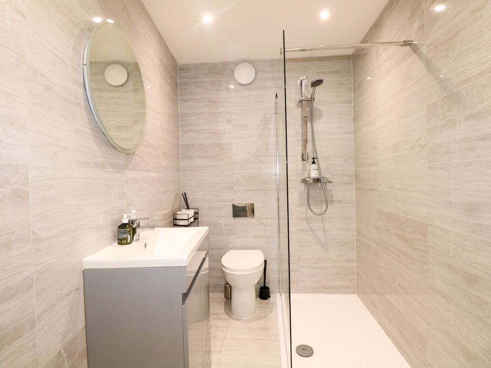 A bathroom with shower, toilet, and sink at 2 Bed in Bishop's Waltham