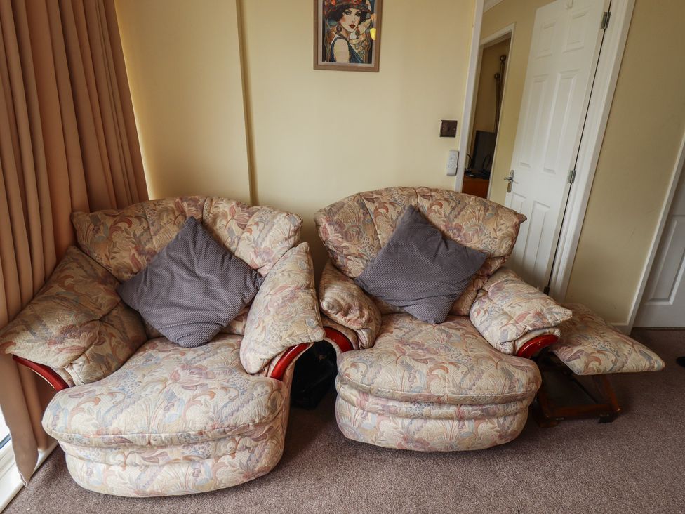 Two armchairs with cushions in a living room at Cosy Home in Great Yarmouth