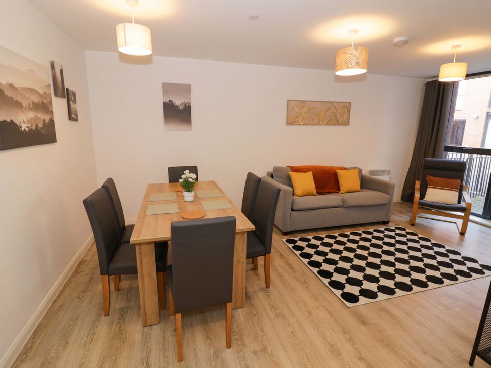 A living room with a dining table and chairs at Park-View Nook Birmingham